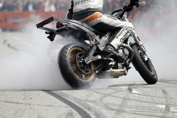 HarleyHH2011   194.jpg - Hamburger Harley Days 2011, Harley Davidson,  Stunt Show mit Rainer Schwarz, stunts, stuntshow,